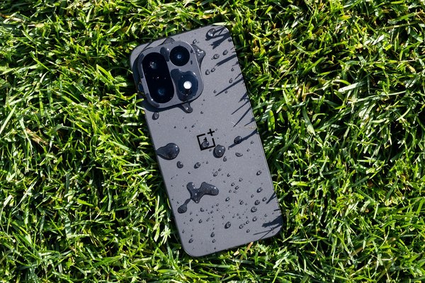 OnePlus 15 Review: A Battery Champion Held Back By One Thing