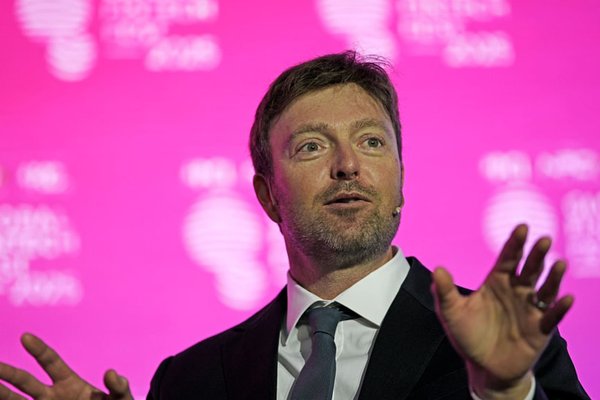 PayPal applies to form bank that can offer small business loans and savings accounts