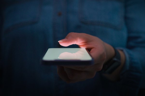 How Do Those Privacy Phone Screen Protectors Work?