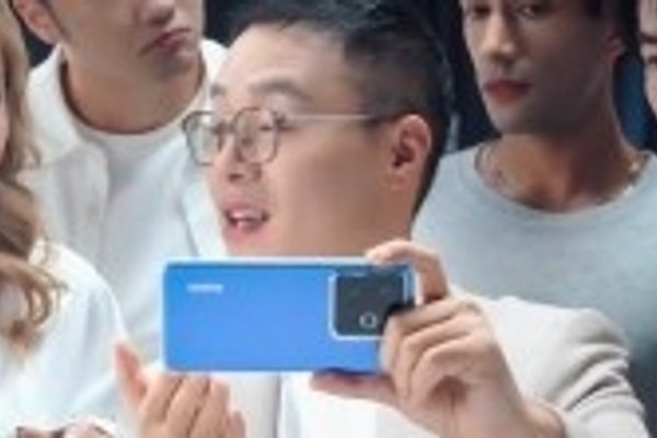 Realmes 10,000 mAh battery phone also has a built-in cooling fan
