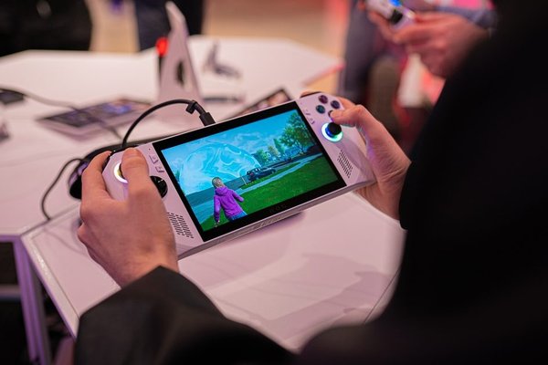 AMD reportedly pauses Ryzen Z1 drivers for gaming handhelds