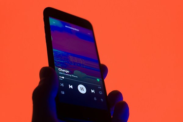 Spotify hits 696M users, but returned to making a loss