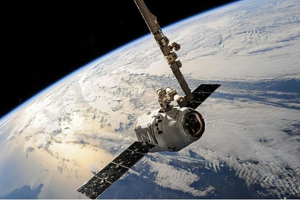 Elon Musks Starlink satellites narrowly avoid collision with Chinese ones