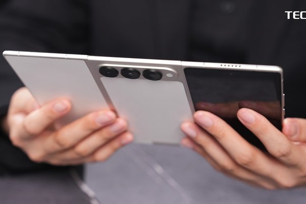 Worlds first G-shaped trifold smartphone is official