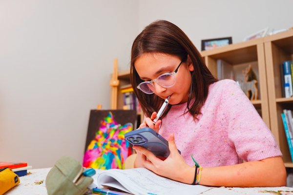 AI chatbot firms face stricter regulation in online safety laws protecting children in the UK 