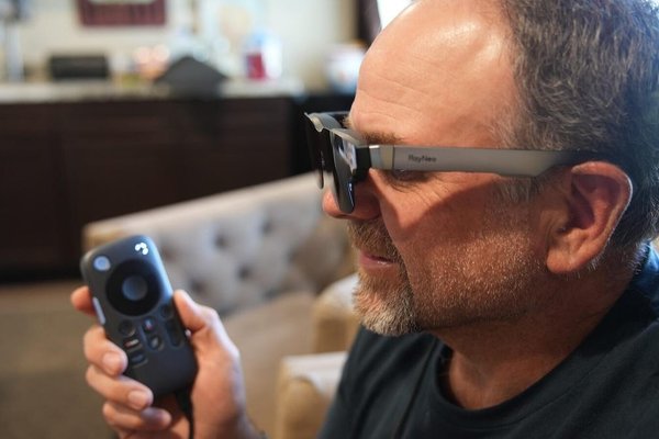 Experience a Giant Virtual Workspace with XR Glasses 