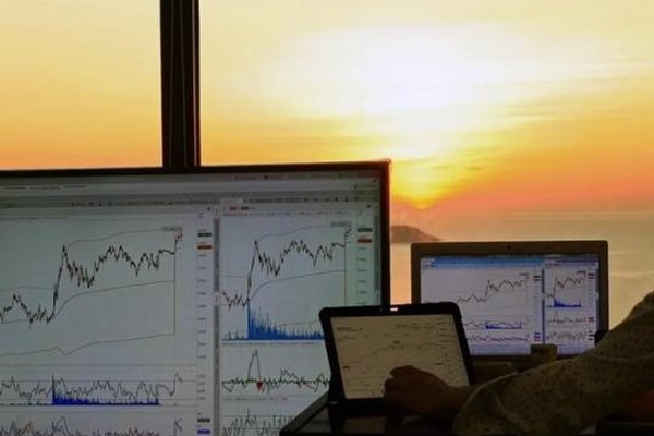 XRP Outperforms Bitcoin as ETF Filings Enter 20-Day Window, Setting up Breakout Trade to $2.80