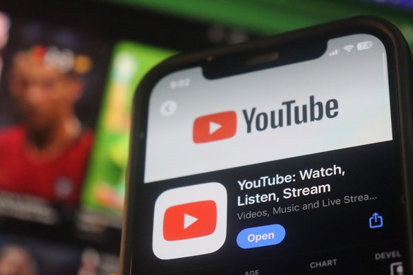 How To Enable YouTubes Dark Mode Feature On iPhone