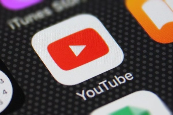YouTube tests an in-app private messaging feature again