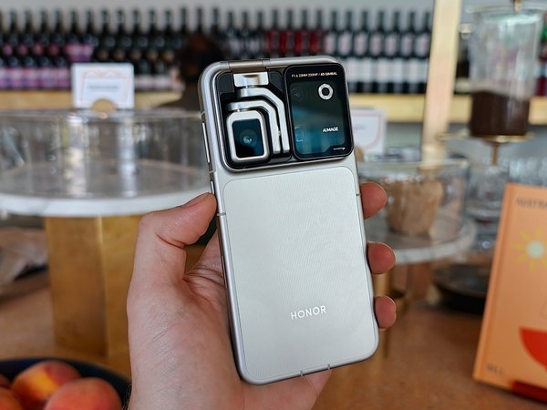 Honor Robot Phone hands-on: A gimbal phone experiment with promising results