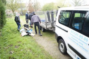 groupe autour d'une voiture