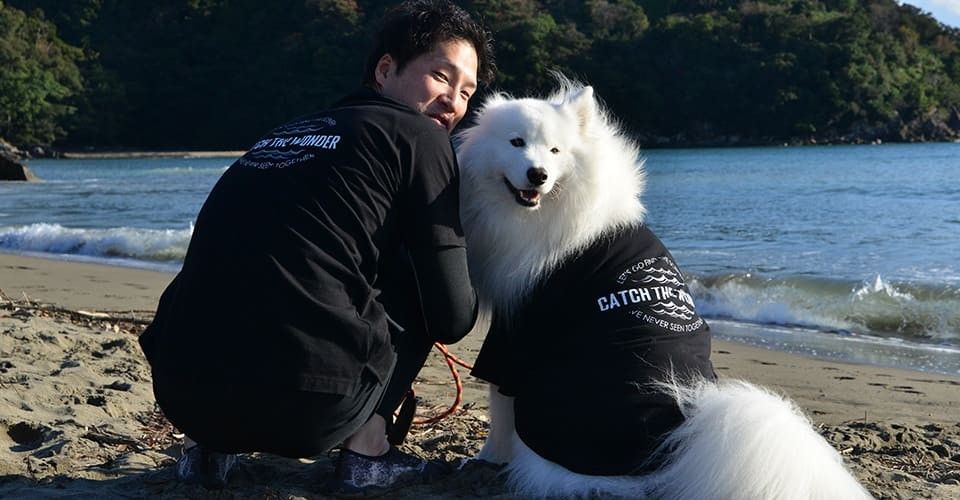 穿著 GEWALK 同款上衣的主人與薩摩耶在海邊