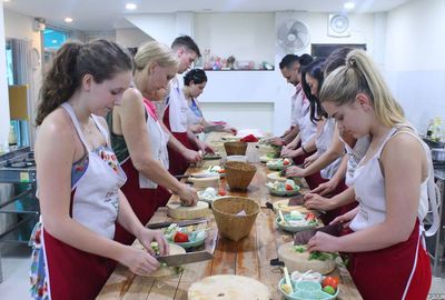 与Baan Thai厨艺教室一起展开料理旅程：傍晚课程（含传统市场采购导览）