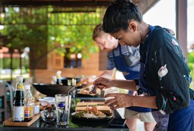 Morgenkurs in traditionellem Pavillon mit Marktbesuch