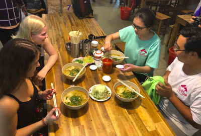 Street Food Tour in Saigon bei Nacht