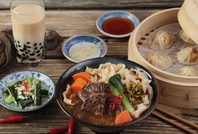 Taiwanesische  Xiao Long Bao & Rindfleischsuppe mit Nudeln + Marktbesuch