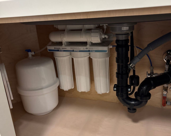Under-sink reverse osmosis drinking water system with storage tank