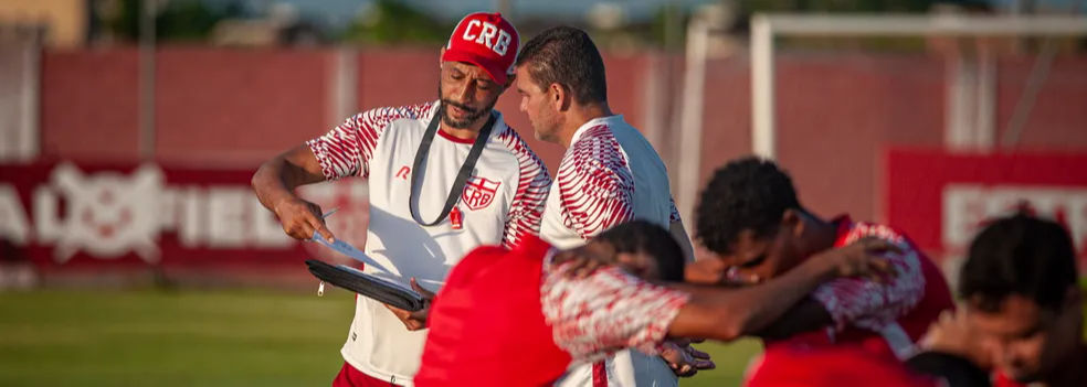 Umberto Louzer no treino do CRB Técnico realizando treinamento dos jogadores do CRB