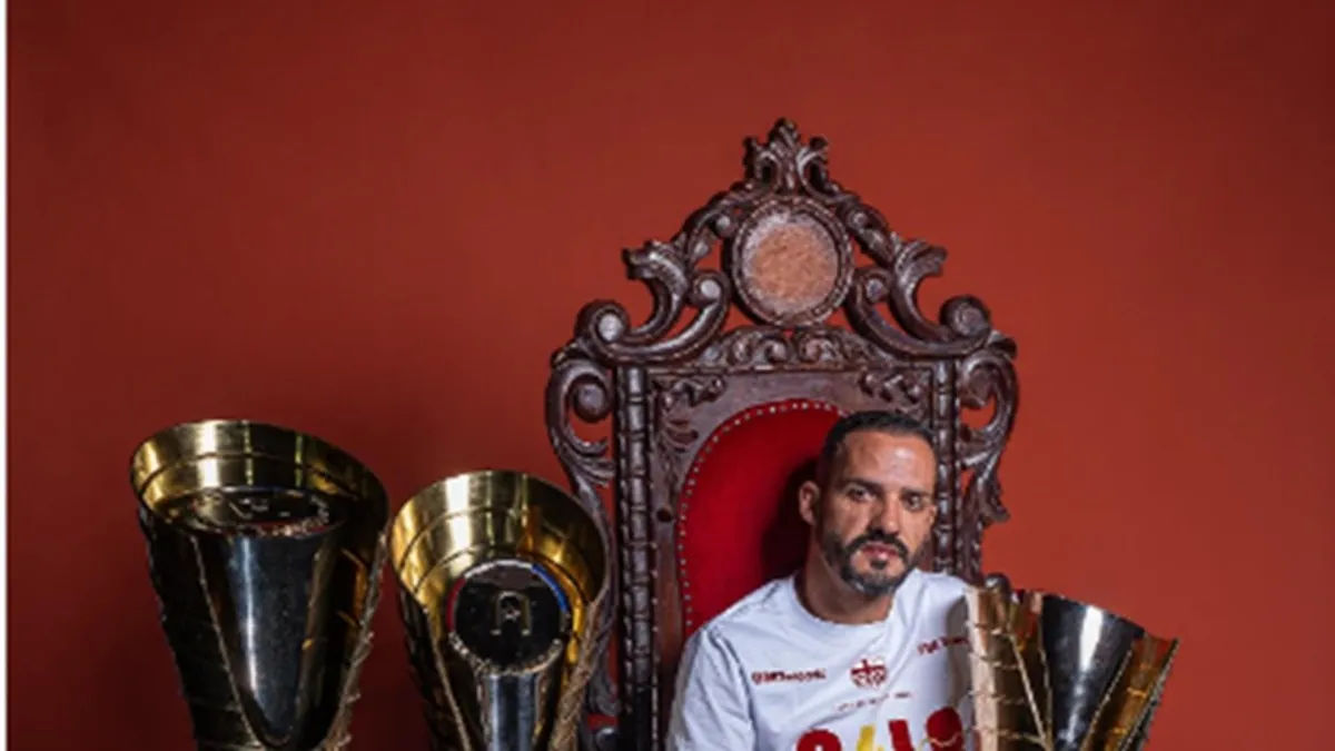 Anselmo Ramon se emancipou e posa com ícones do CRB e troféus - Fonte imagem: Globo Esporte