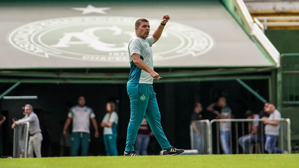 Chape invicta e em busca do G-4 na Série B sob o comando de Louzer - Fonte imagem: Globo Esporte