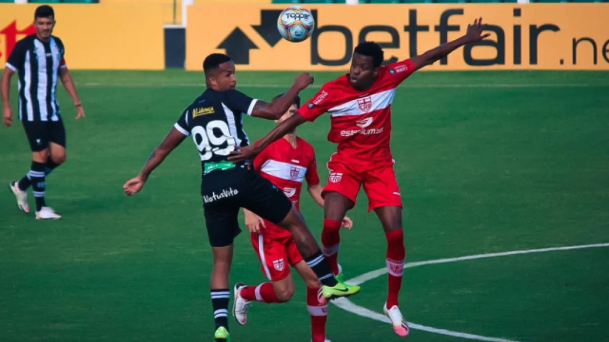 CRB x Figueirense Jogadores do CRB disputando bola