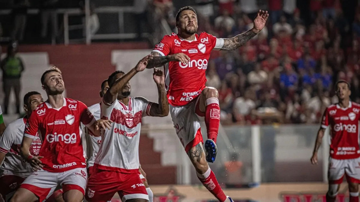 CRB amarga sua quinta derrota em seis e despenca para 13ª posição - Fonte imagem: Globo Esporte