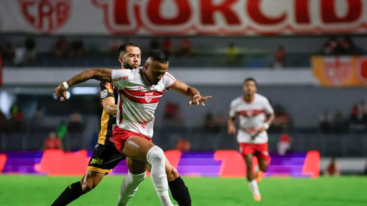 CRB enfrenta a Chape com desafios: Daniel pressionado, volta de titulares e problemas na armação - Fonte imagem: Globo Esporte