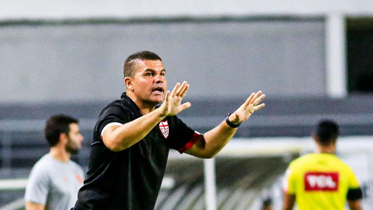 CRB: Louzer permanece, ex-jogadores trocam de time e reforços à vista! - Fonte imagem: Globo Esporte