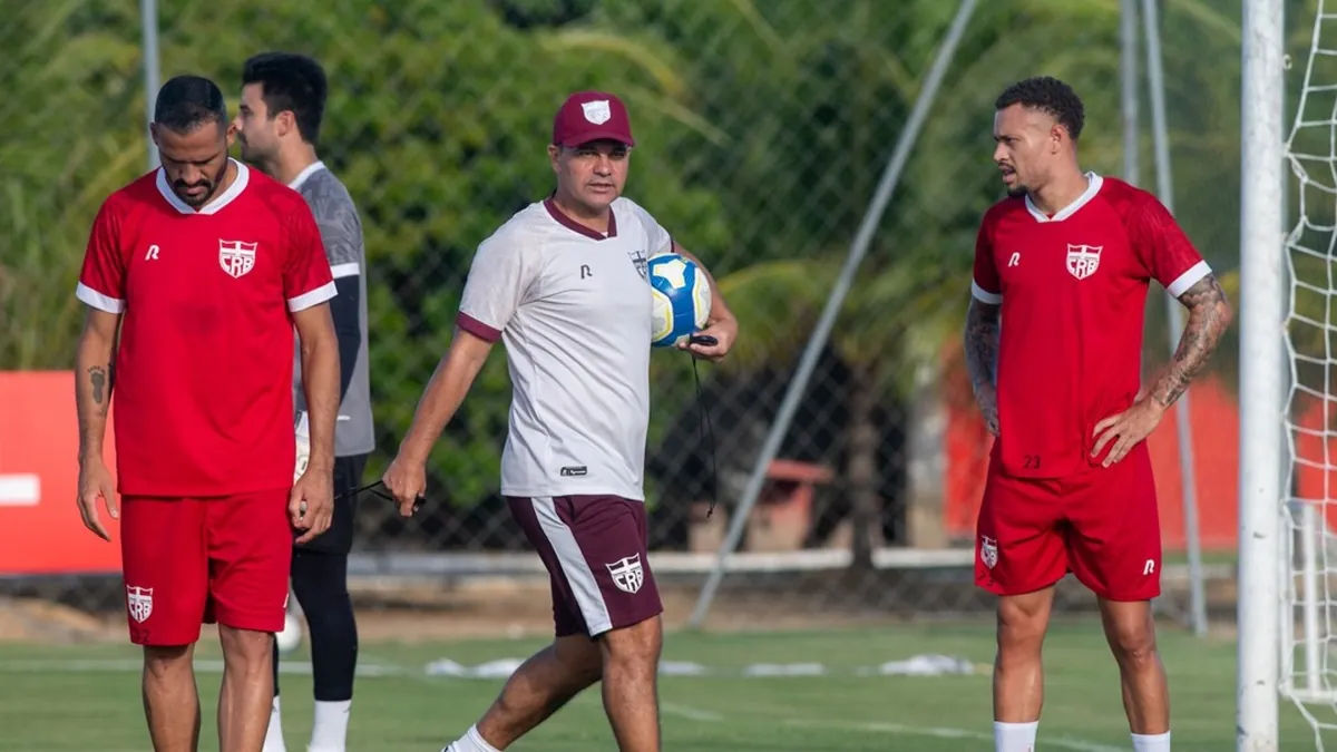 CRB se prepara com Hayner e Willian Bahia para duelo crucial contra Ferroviário - Fonte imagem: Globo Esporte