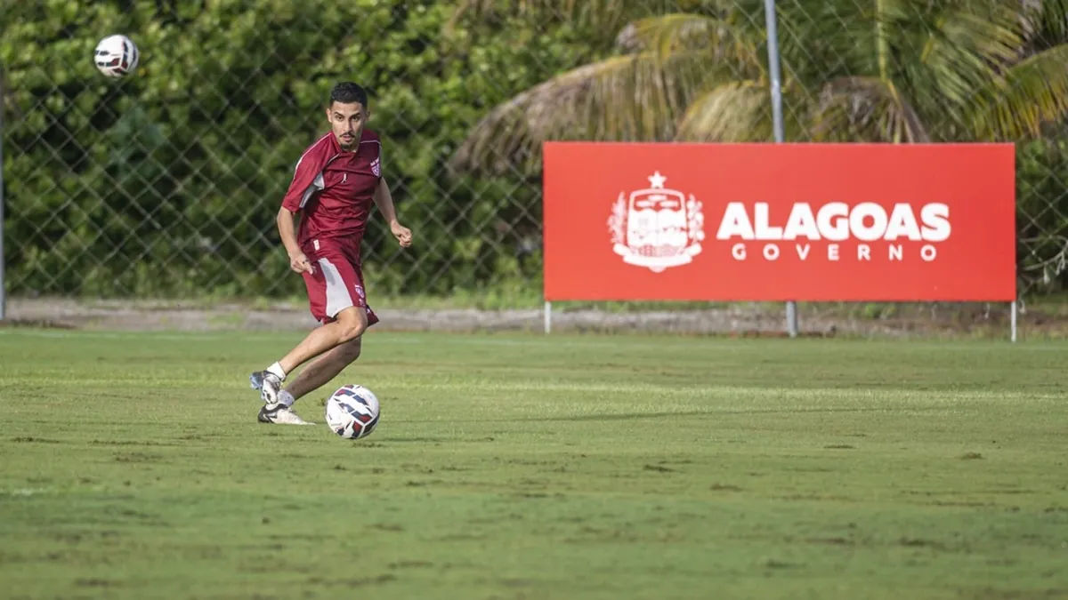 Danielzinho volta ao 11 inicial do CRB para duelo contra o Coritiba - Fonte imagem: Globo Esporte