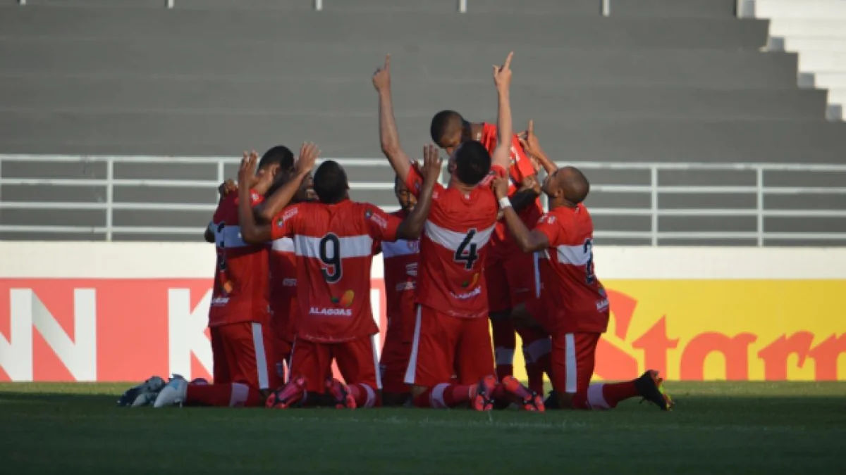 Jogadores comemoram o gol de Pablo Dyego