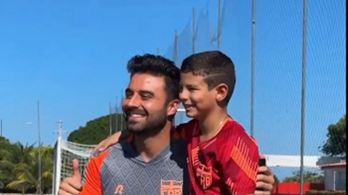 Encontro emocionante: Matheus, garoto apaixonado por futebol, conhece goleiro do CRB - Fonte imagem: Globo Esporte