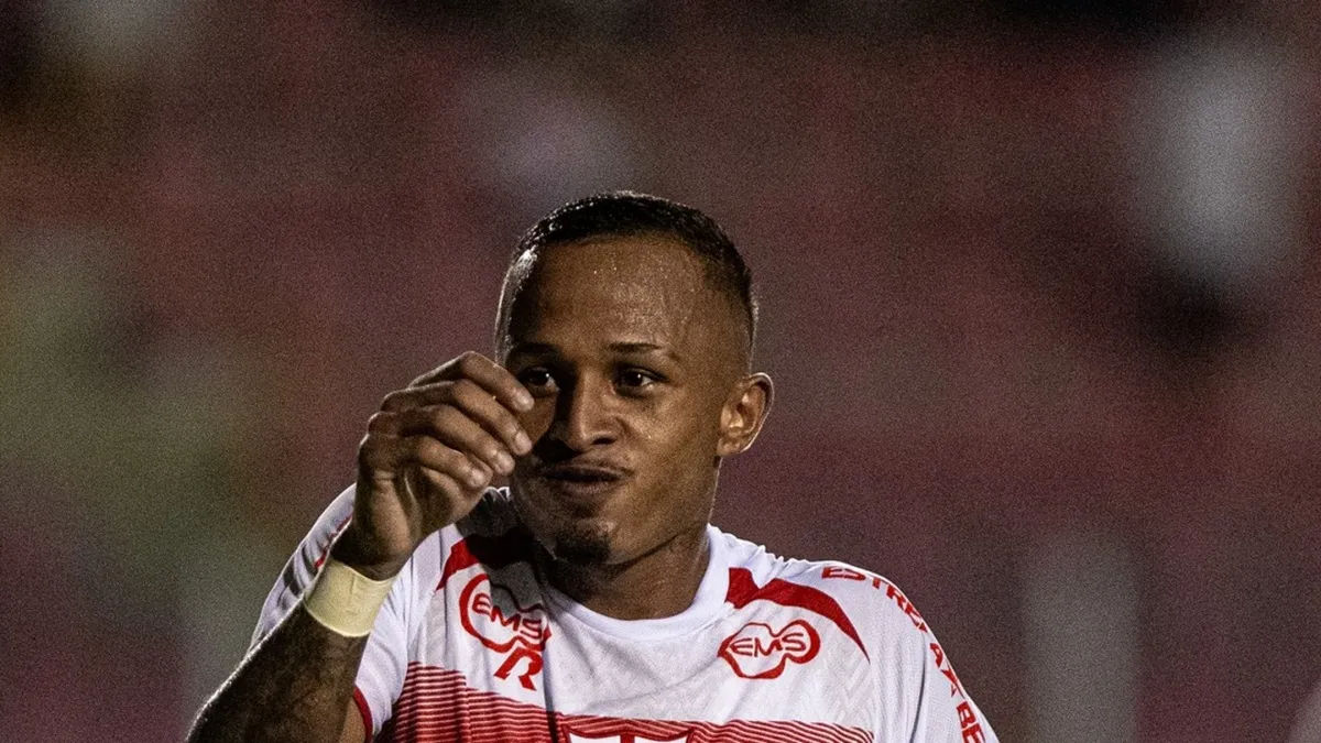 Fenômeno Léo Pereira: artilheiro do CRB brilha com gol e passe mágico - Fonte imagem: Globo Esporte