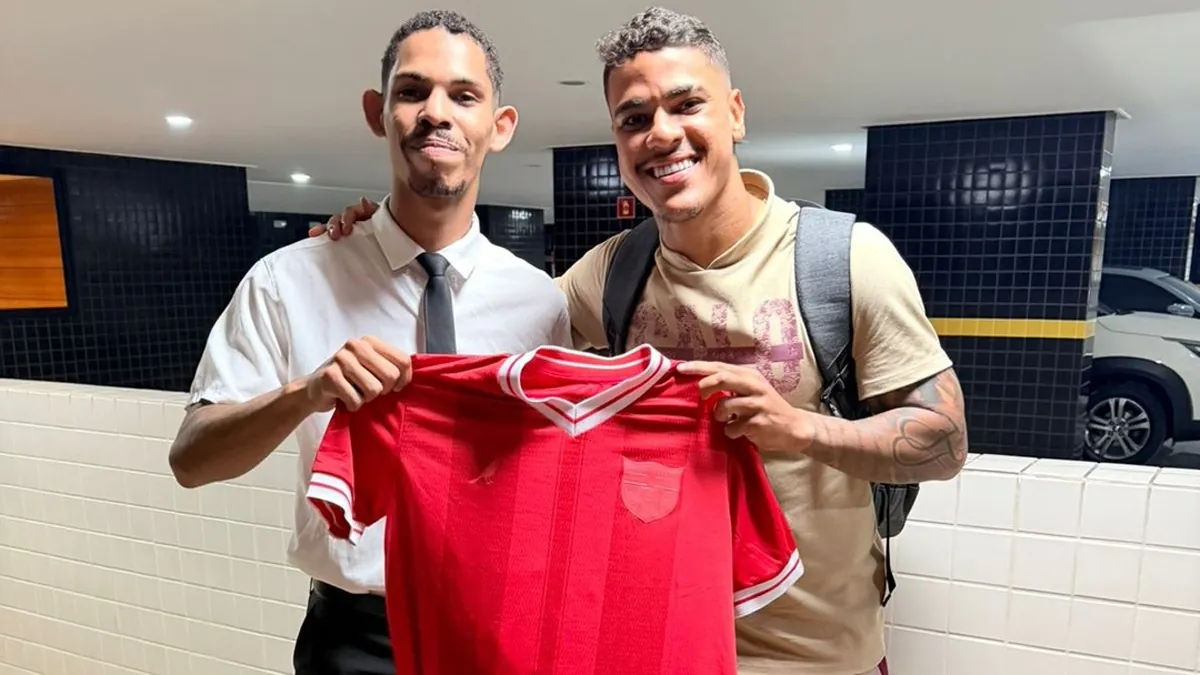 Geovane presenteia porteiro com camisa do CRB após conquista: Entenda! - Fonte imagem: Globo Esporte