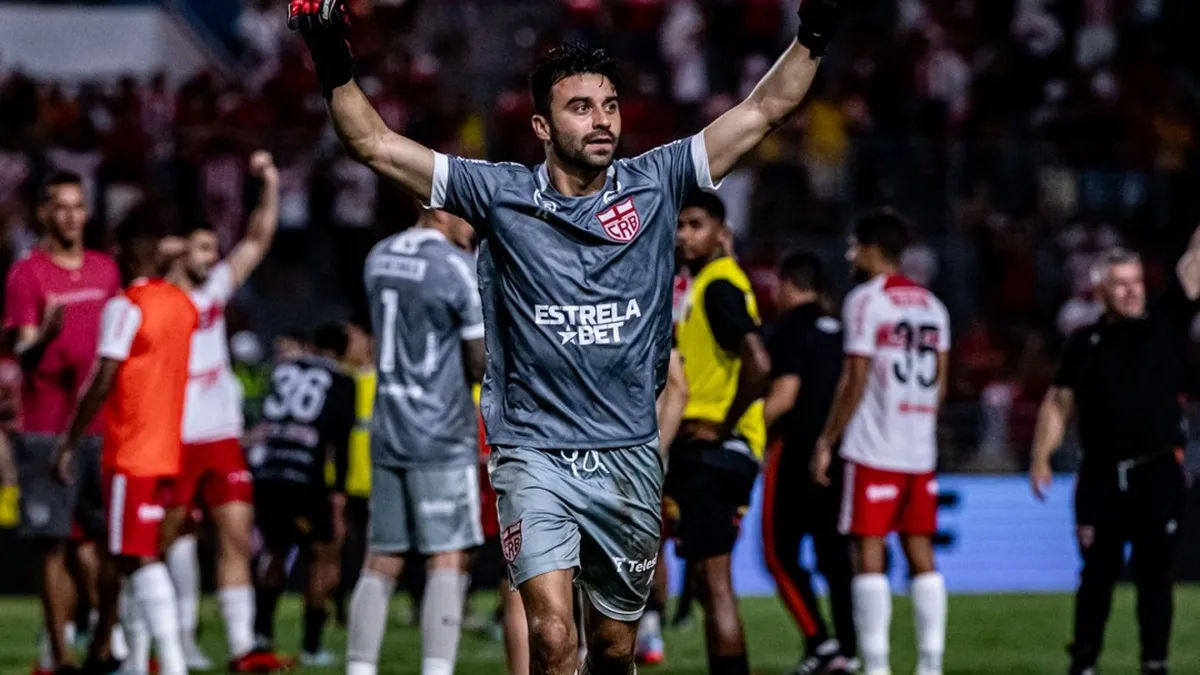 Goleiro herói: Albino defende dois pênaltis e leva CRB à classificação - Fonte imagem: Globo Esporte