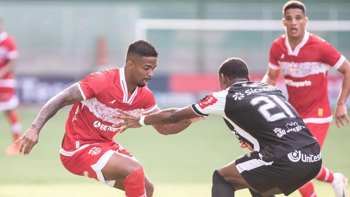 Hayner leva terceiro cartão e fica fora do próximo jogo do CRB - Fonte imagem: Globo Esporte