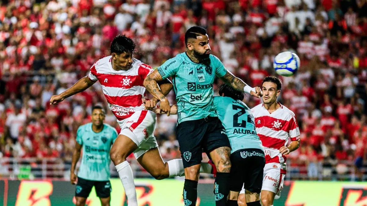 Hélio dos Anjos e sua tática inusitada com quatro zagueiros em sete jogos - Fonte imagem: Globo Esporte