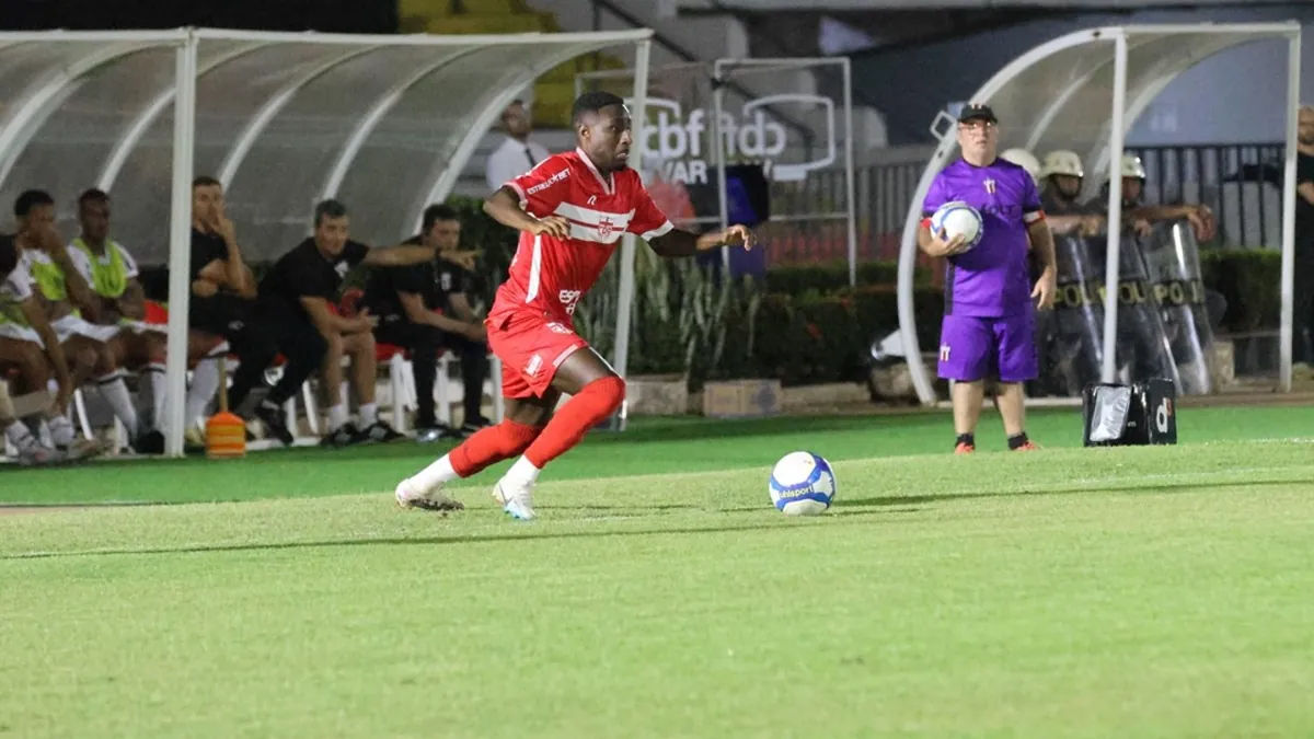 Hélio dos Anjos elogia estreia de Ryan no CRB: 'Lateral perfeito' - Fonte imagem: Globo Esporte