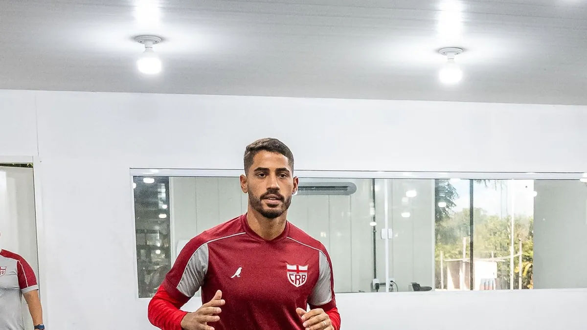 Hereda embarca e treinador do CRB revela incerteza no meio-campo - Fonte imagem: Globo Esporte