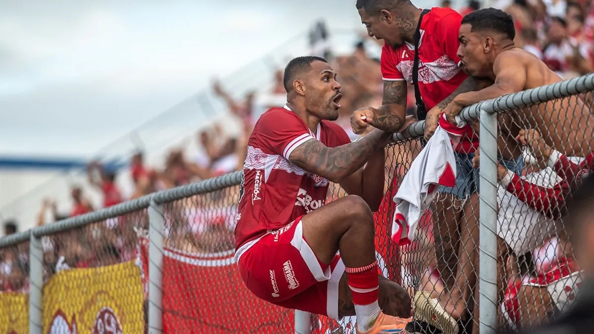 Mikael brilha como centroavante no CRB e se torna artilheiro do estadual - Fonte imagem: Globo Esporte