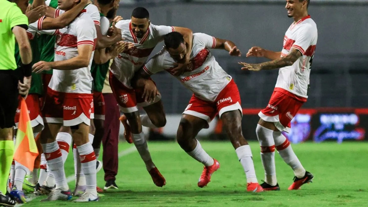 Mikael reencontra as redes após 2 anos e lidera vitória do CRB - Fonte imagem: Globo Esporte
