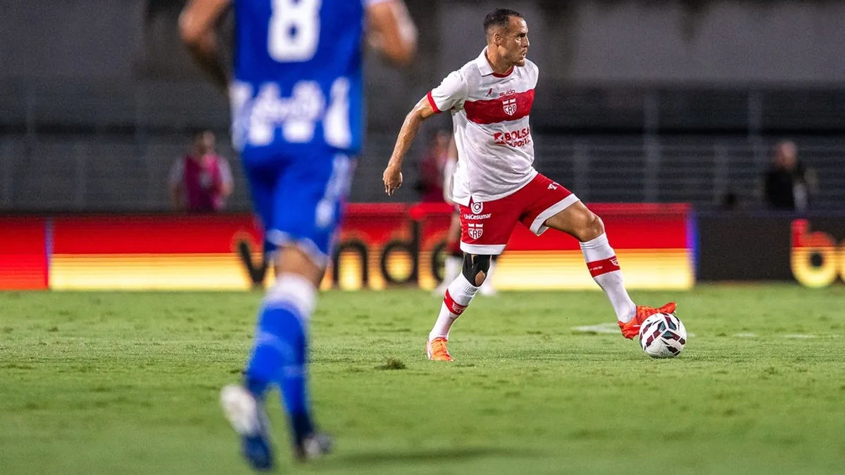 Pedro Castro deixa o jogo com lesão no joelho; CRB em alerta - Fonte imagem: Globo Esporte