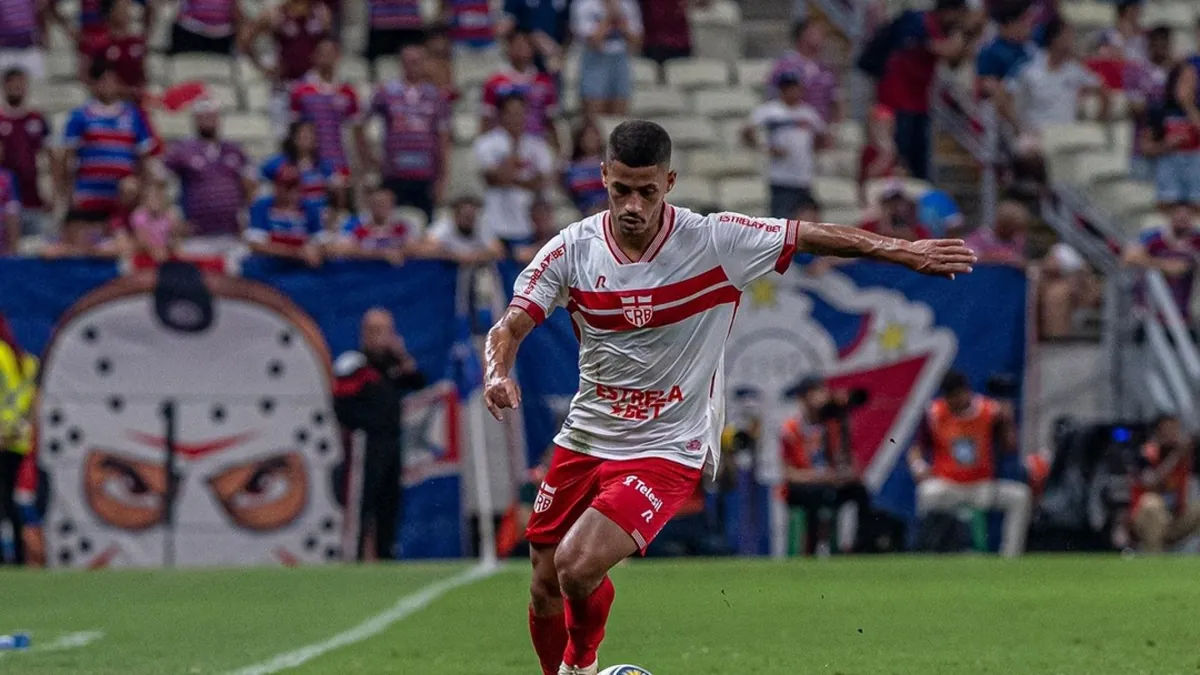 Problemas no CRB: Desfalque e dificuldade na lateral esquerda contra o Coritiba - Fonte imagem: Globo Esporte
