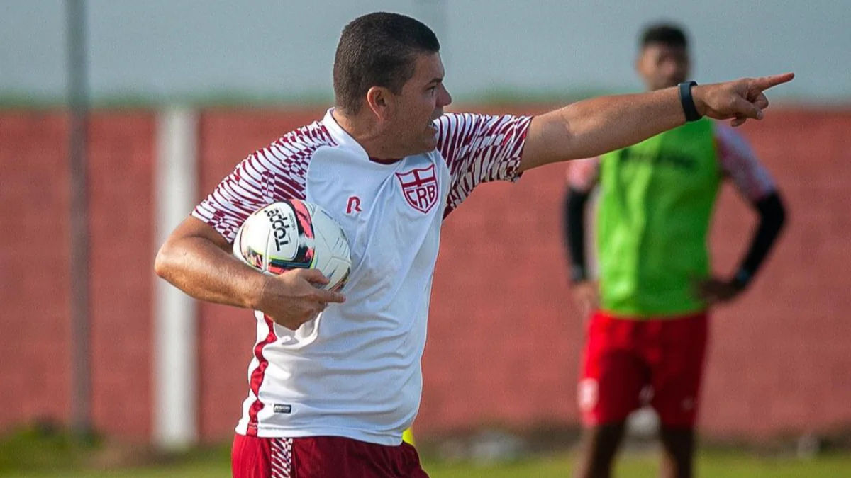 Técnico Umberto Louzer Técnico do CRB ensinando os jogadores