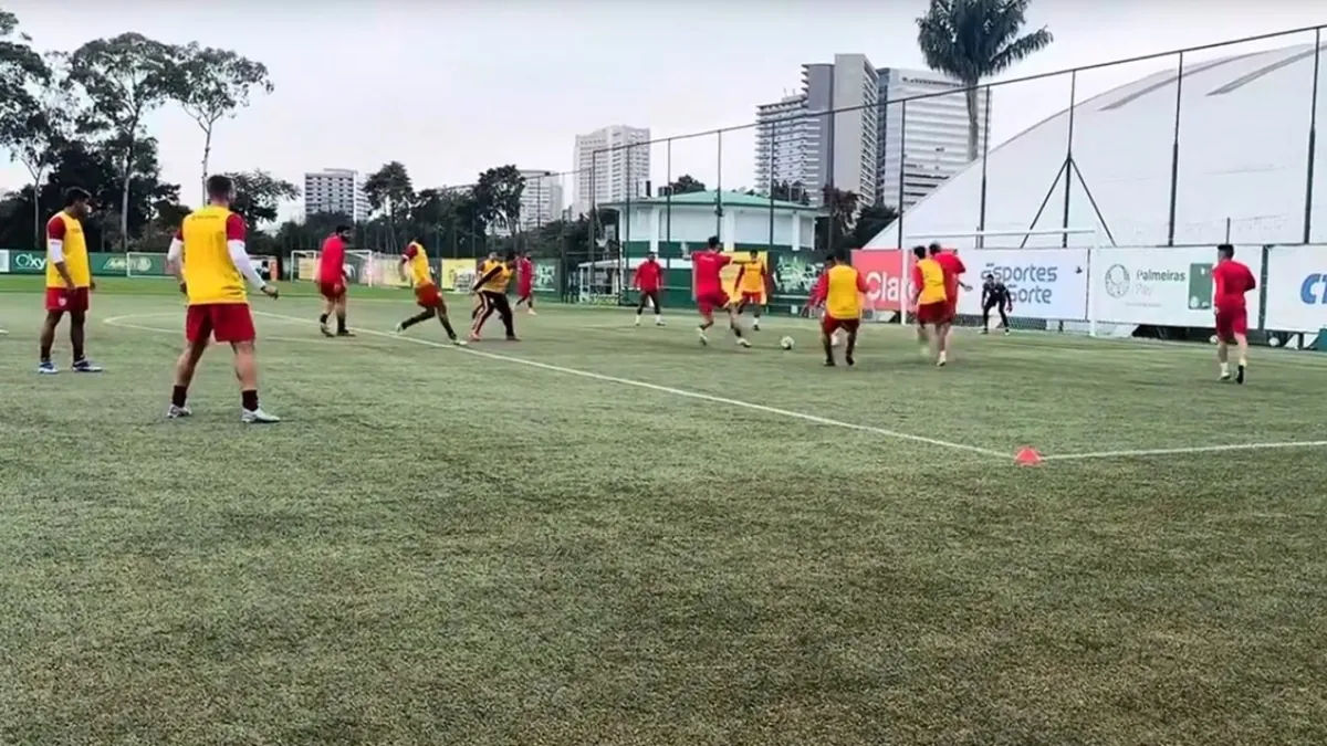 Título reescrito: CRB busca virar o jogo fora de casa com treino no CT do Palmeiras - Fonte imagem: Globo Esporte