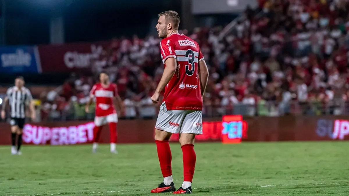 Zagueiro do CRB preocupa para jogo contra Atlético-MG após lesão no joelho - Fonte imagem: Globo Esporte