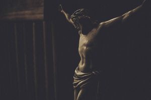 Er ist um unserer Missetat willen verwundet und um unserer Sünden willen zerschlagen