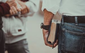 "Die Wahrheit steht in einem Buch!" - Menschen können irren - die Bibel nicht!