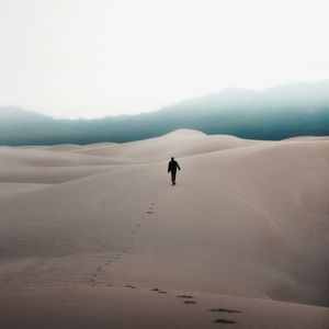 Wie ein paar Männer die Welt auf den Kopf stellen