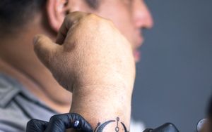 Tätowieren und Piercen - eine harmlose Jugendmode?